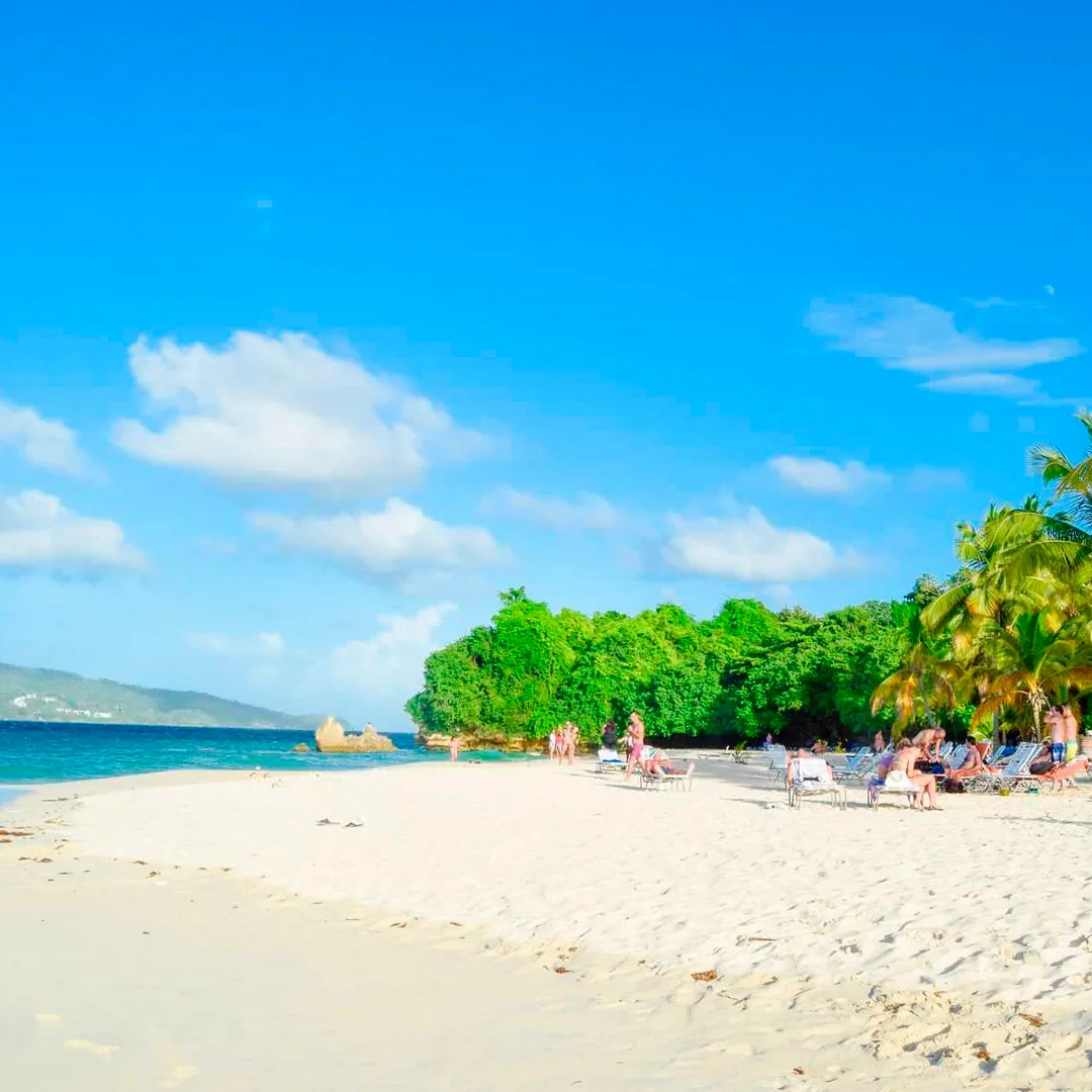 04-PLAYA-RINCON-BEACH-+-CAYO-LEVANTADO